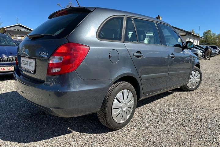 Grå Skoda Fabia fra 2009