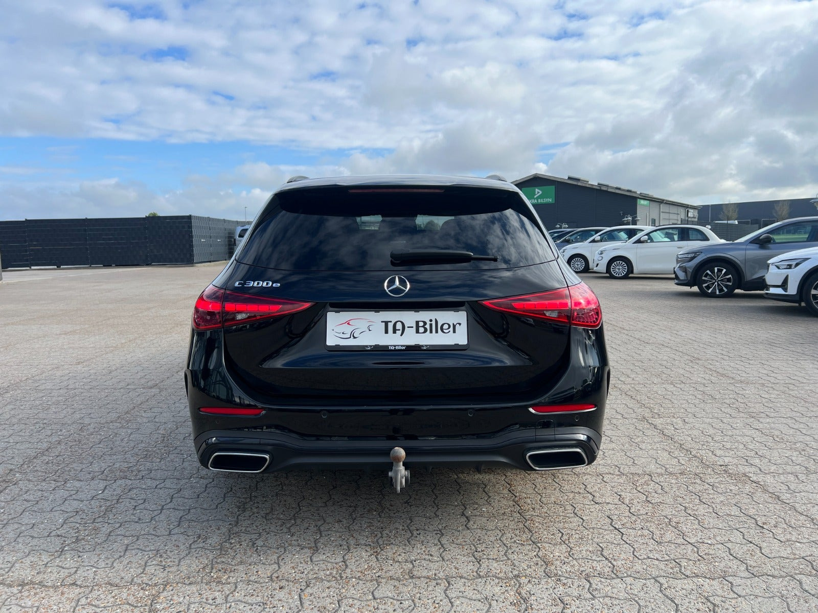 Sort Mercedes C300 e fra 2022 set udefra