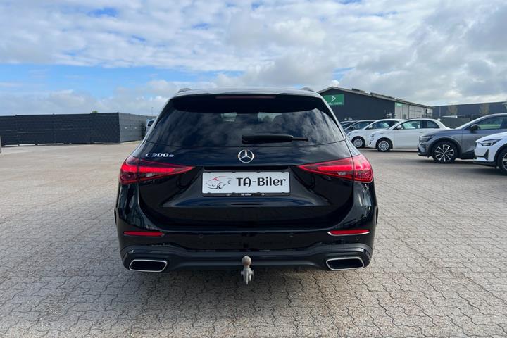 Sort Mercedes C300 e fra 2022 set udefra
