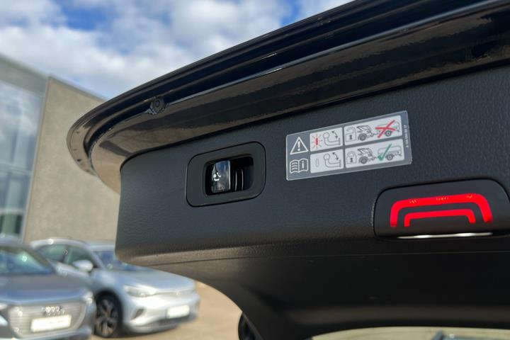 Sort Mercedes C300 e fra 2022