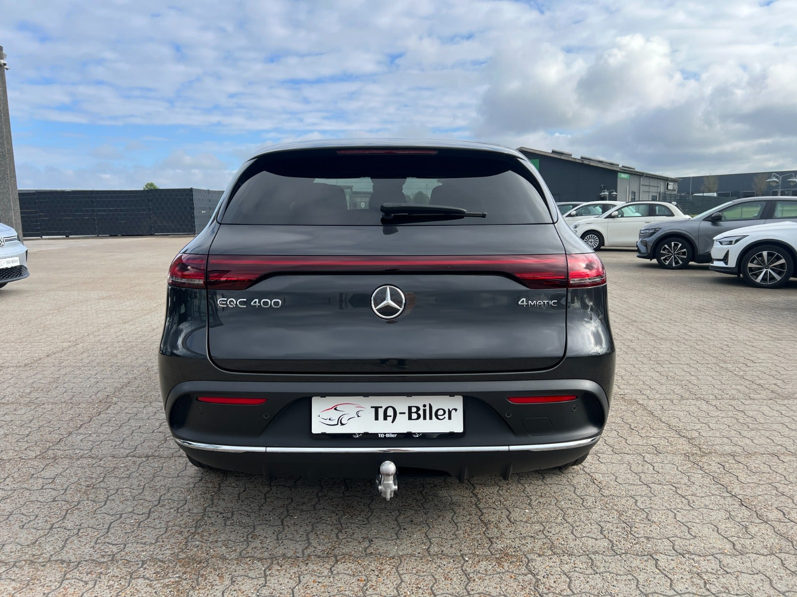Grå Mercedes EQC400 fra 2022 set udefra