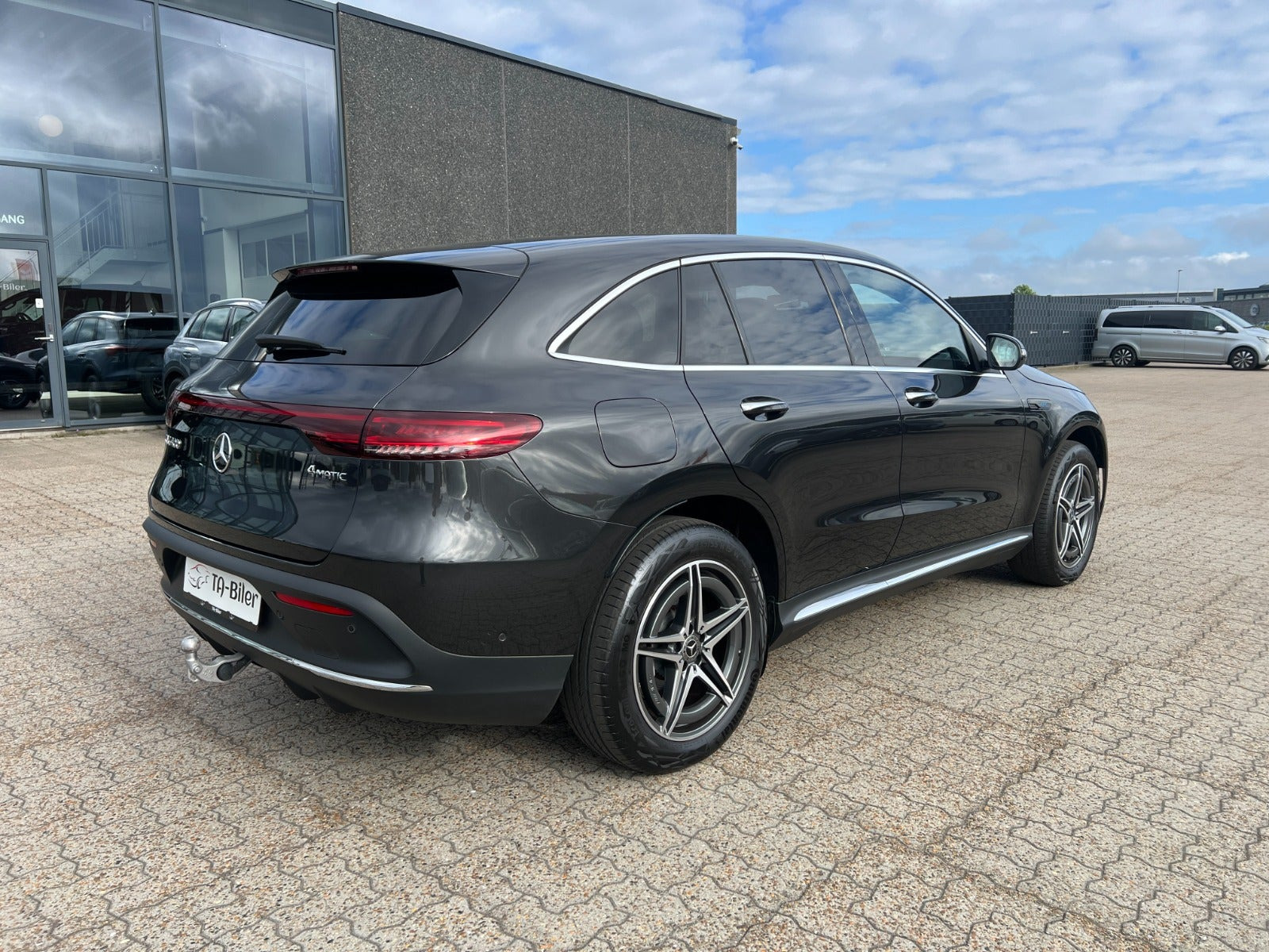 Grå Mercedes EQC400 fra 2022