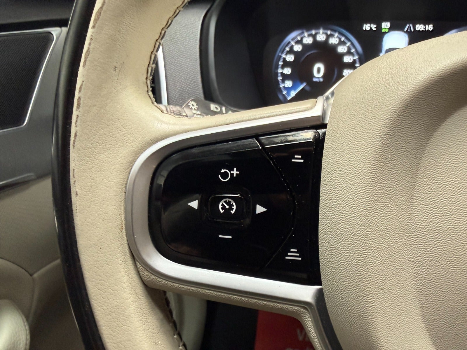 Blå Volvo XC90 fra 2020