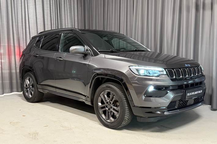 Grå Jeep Compass fra 2021