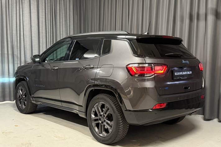 Grå Jeep Compass fra 2021