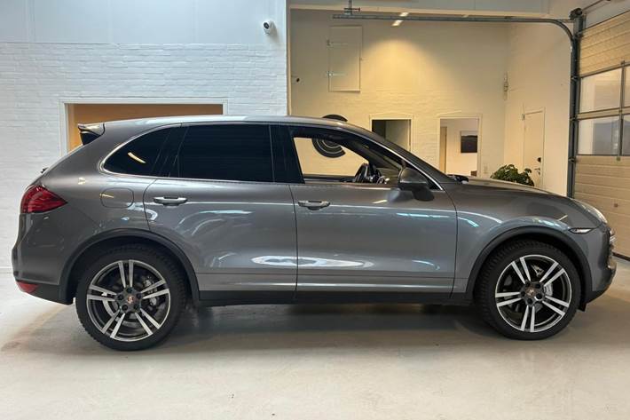 Grå Porsche Cayenne S fra 2013