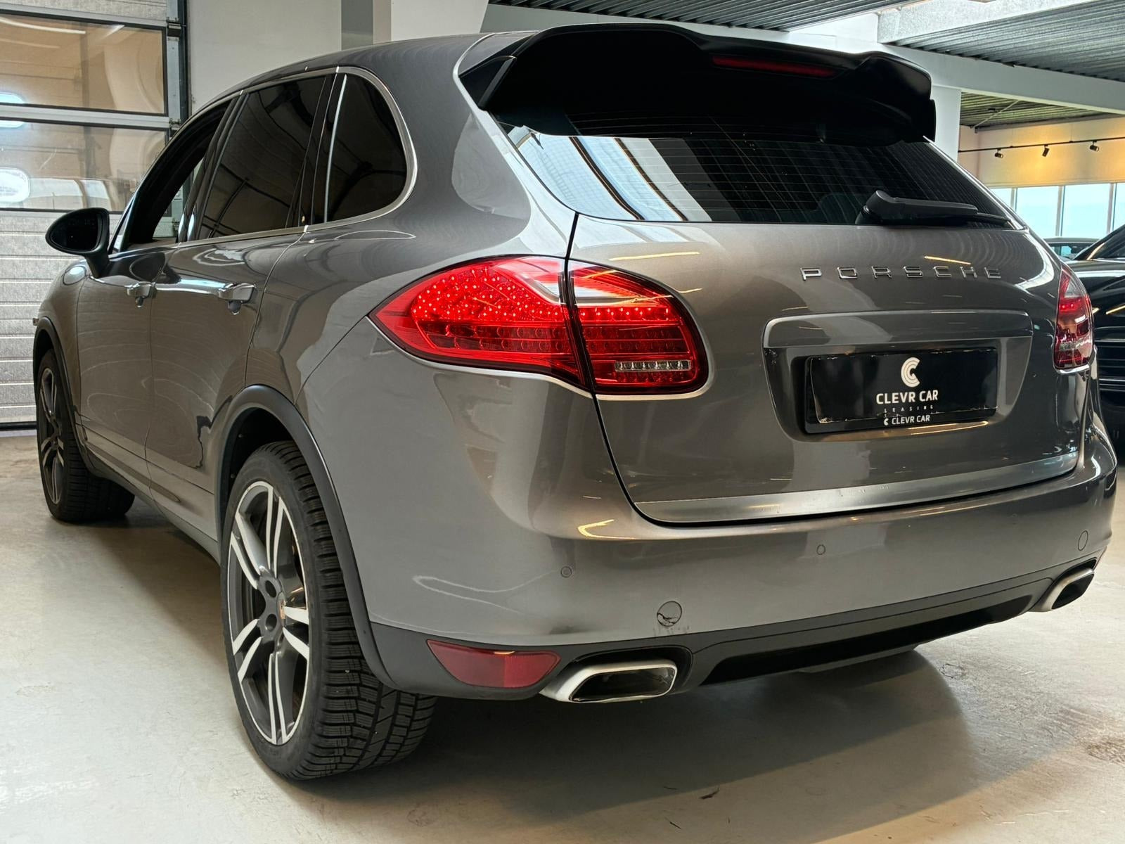 Grå Porsche Cayenne S fra 2013