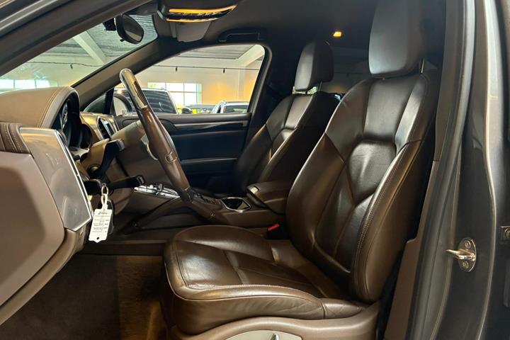 Grå Porsche Cayenne S fra 2013