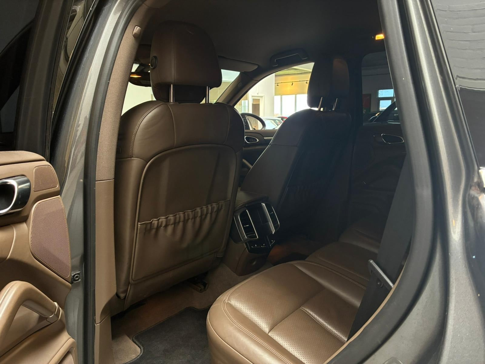 Grå Porsche Cayenne S fra 2013