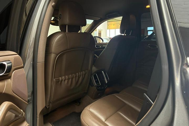 Grå Porsche Cayenne S fra 2013