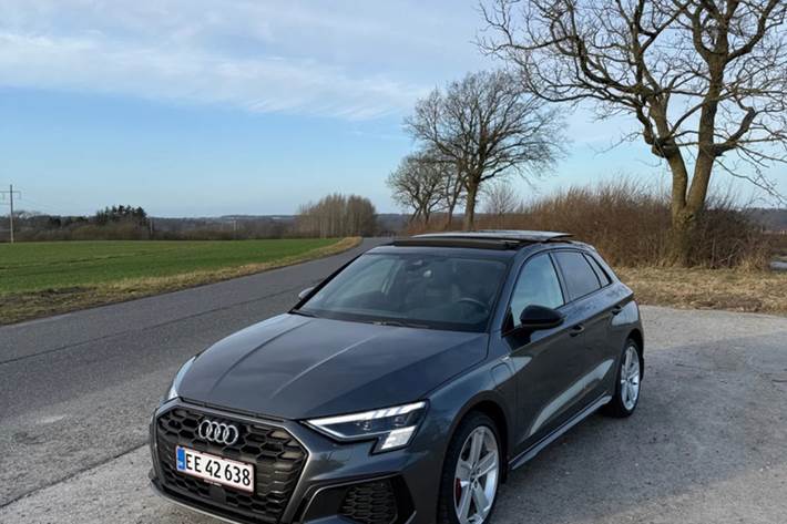Grå Audi A3 fra 2022 set udefra