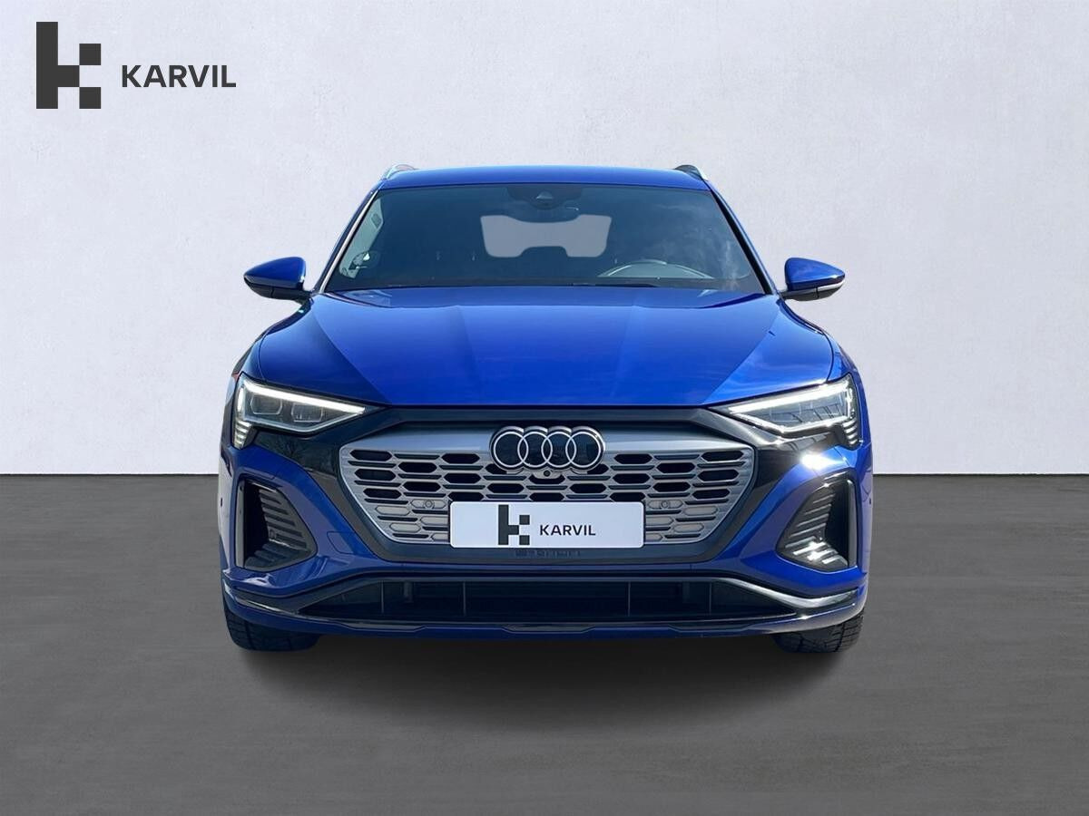 Blå Audi Q8 e-tron fra 2024