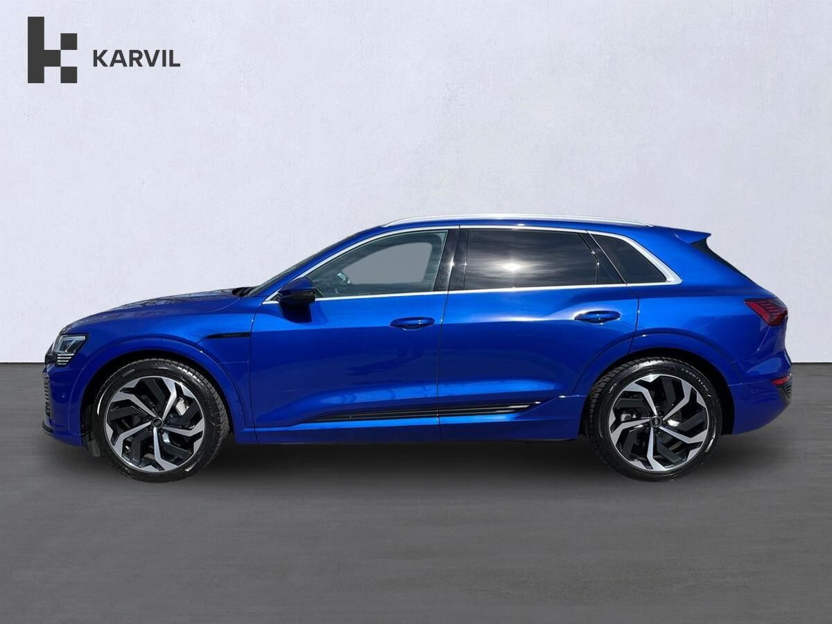 Blå Audi Q8 e-tron fra 2024