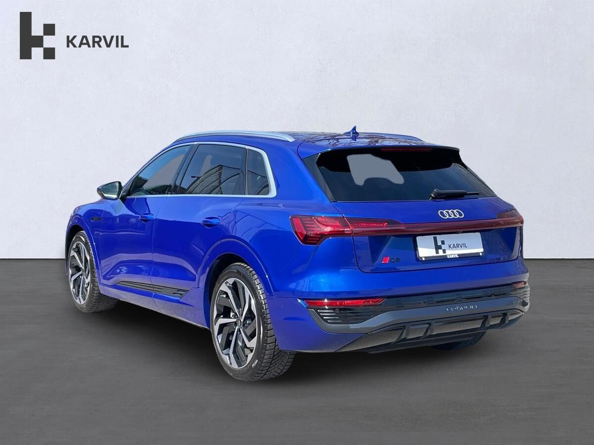 Blå Audi Q8 e-tron fra 2024