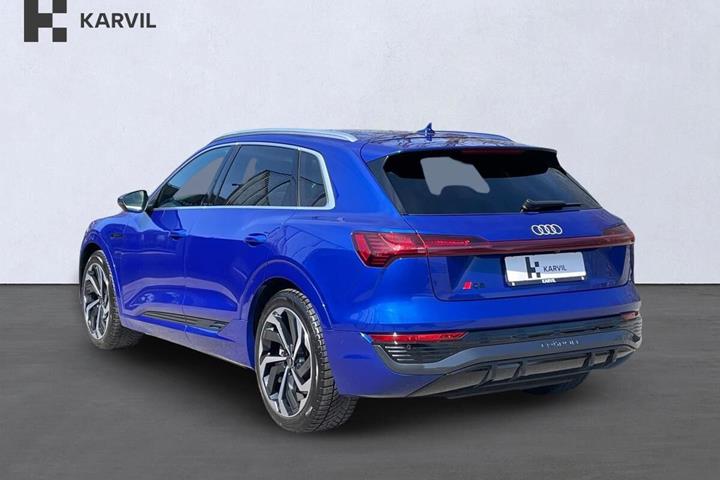 Blå Audi Q8 e-tron fra 2024