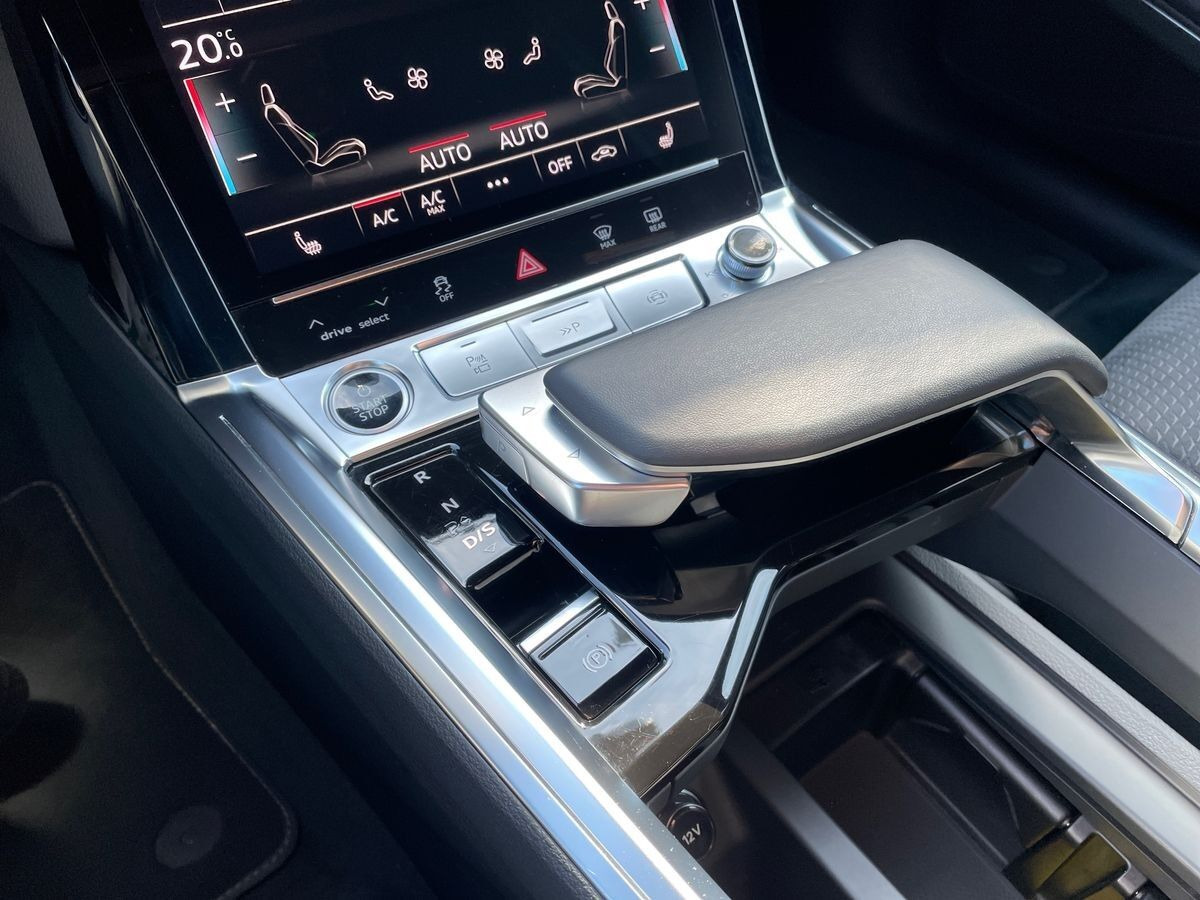 Blå Audi Q8 e-tron fra 2024