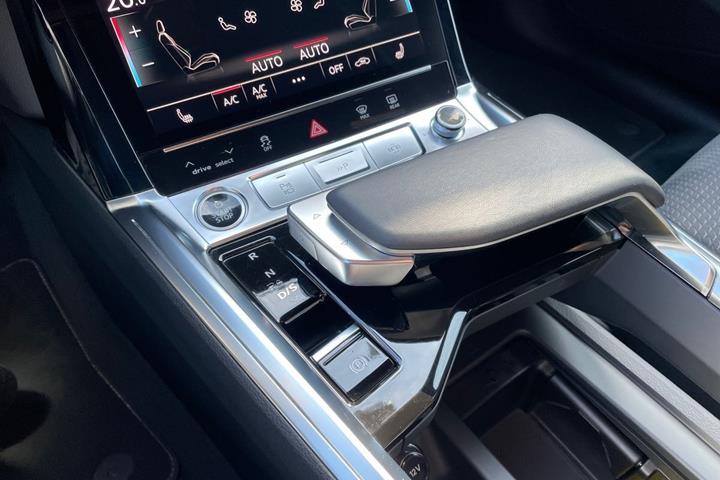 Blå Audi Q8 e-tron fra 2024