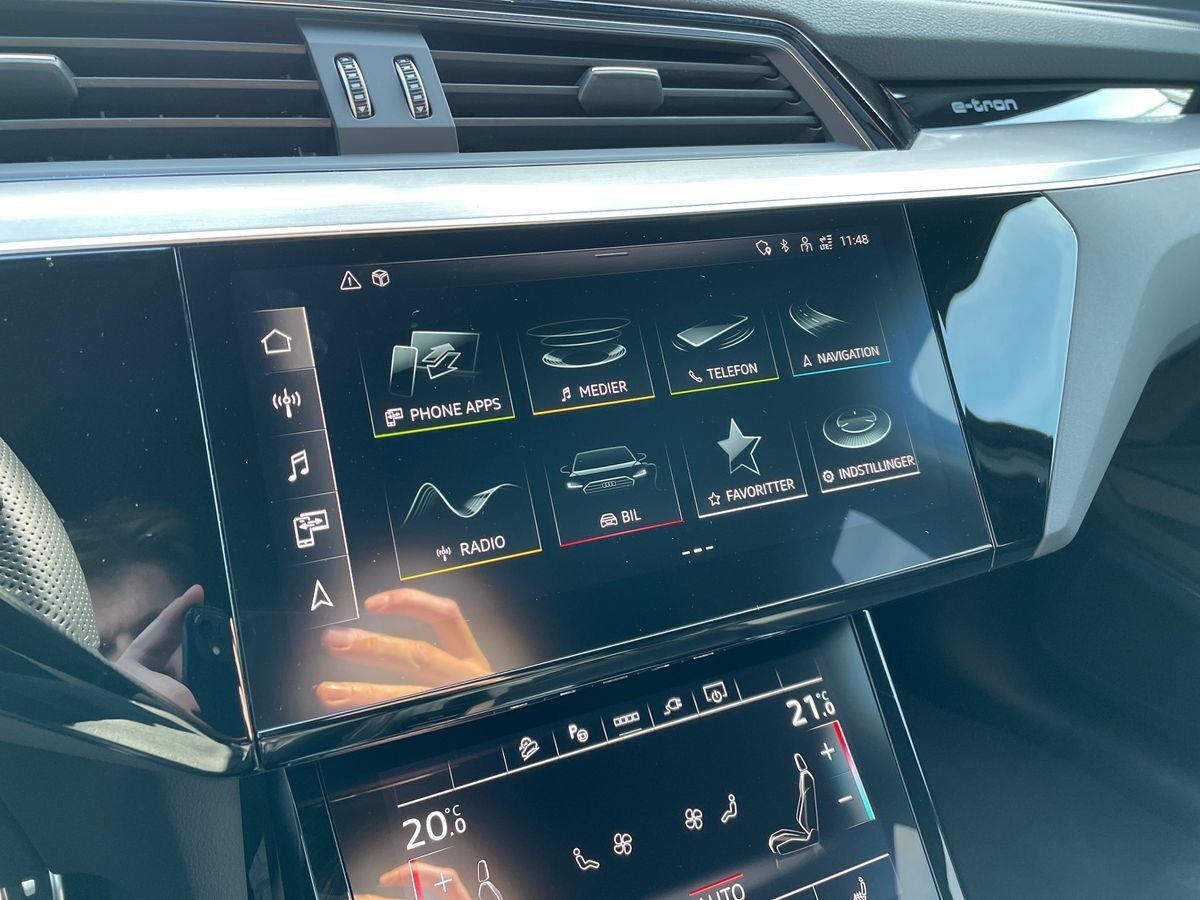 Blå Audi Q8 e-tron fra 2024