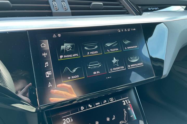 Blå Audi Q8 e-tron fra 2024