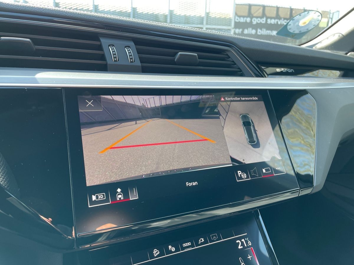 Blå Audi Q8 e-tron fra 2024