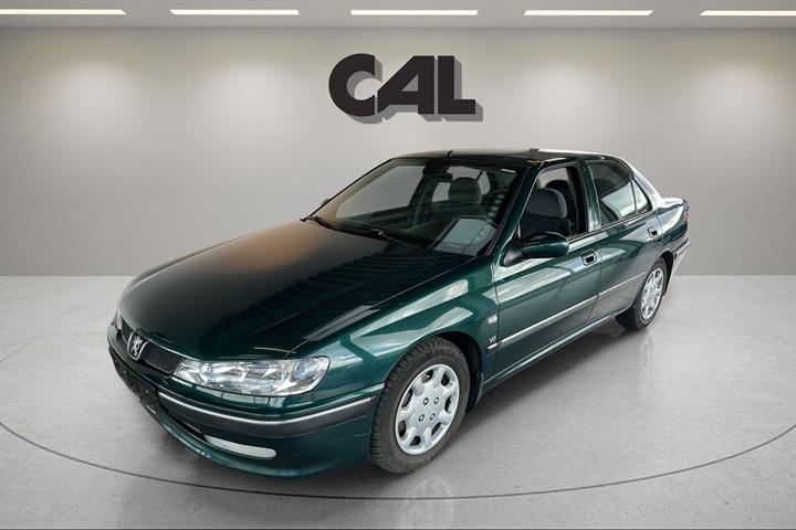 Grøn Peugeot 406 fra 1999 set udefra