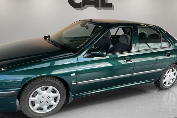 Grøn Peugeot 406 fra 1999 set udefra