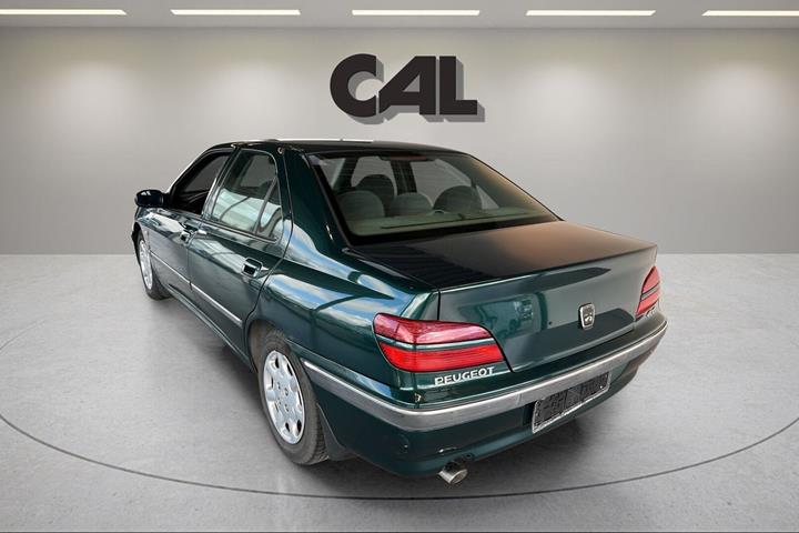 Grøn Peugeot 406 fra 1999 set udefra