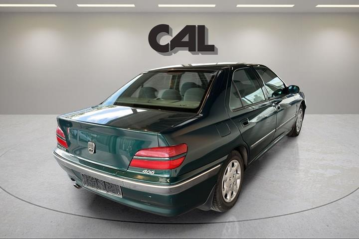 Grøn Peugeot 406 fra 1999 set udefra