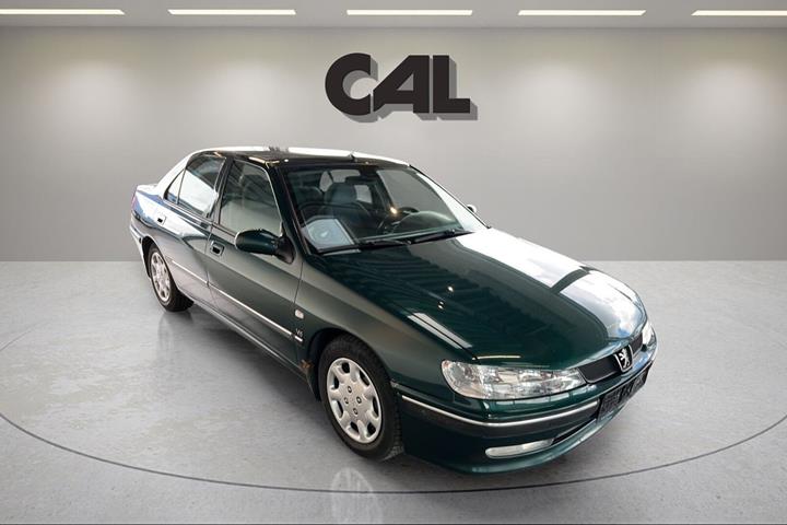 Grøn Peugeot 406 fra 1999 set udefra