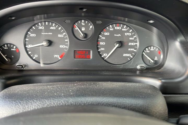 Grøn Peugeot 406 fra 1999