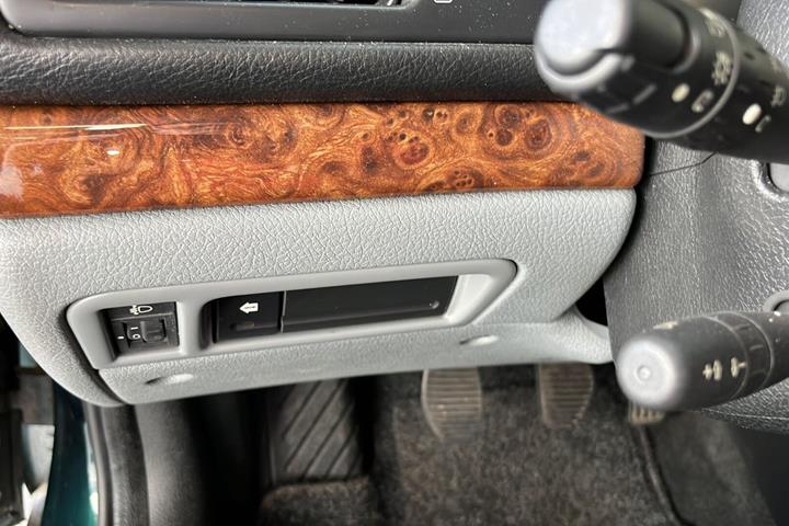 Grøn Peugeot 406 fra 1999