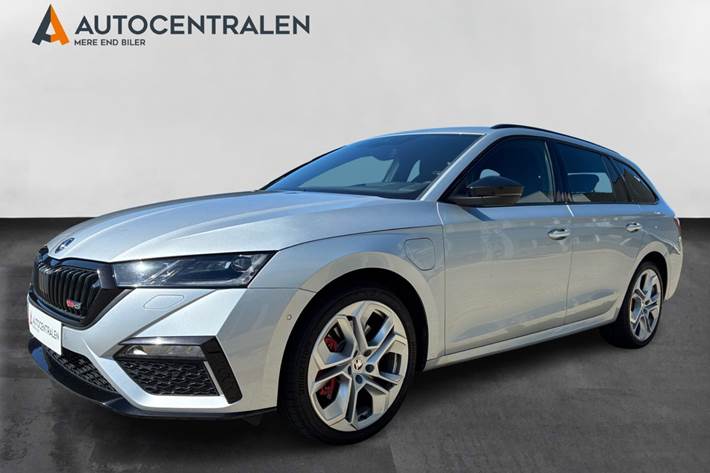 Sølv Skoda Octavia fra 2021 set udefra