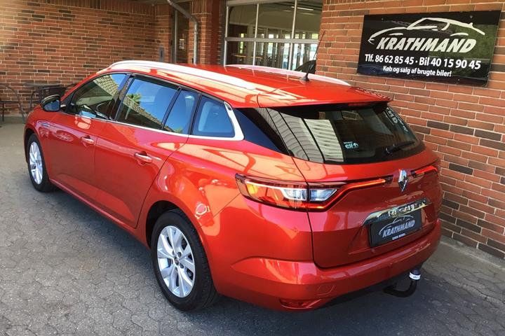 Rød Renault Megane IV fra 2020