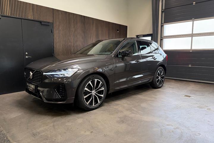 Grå Volvo XC60 fra 2023