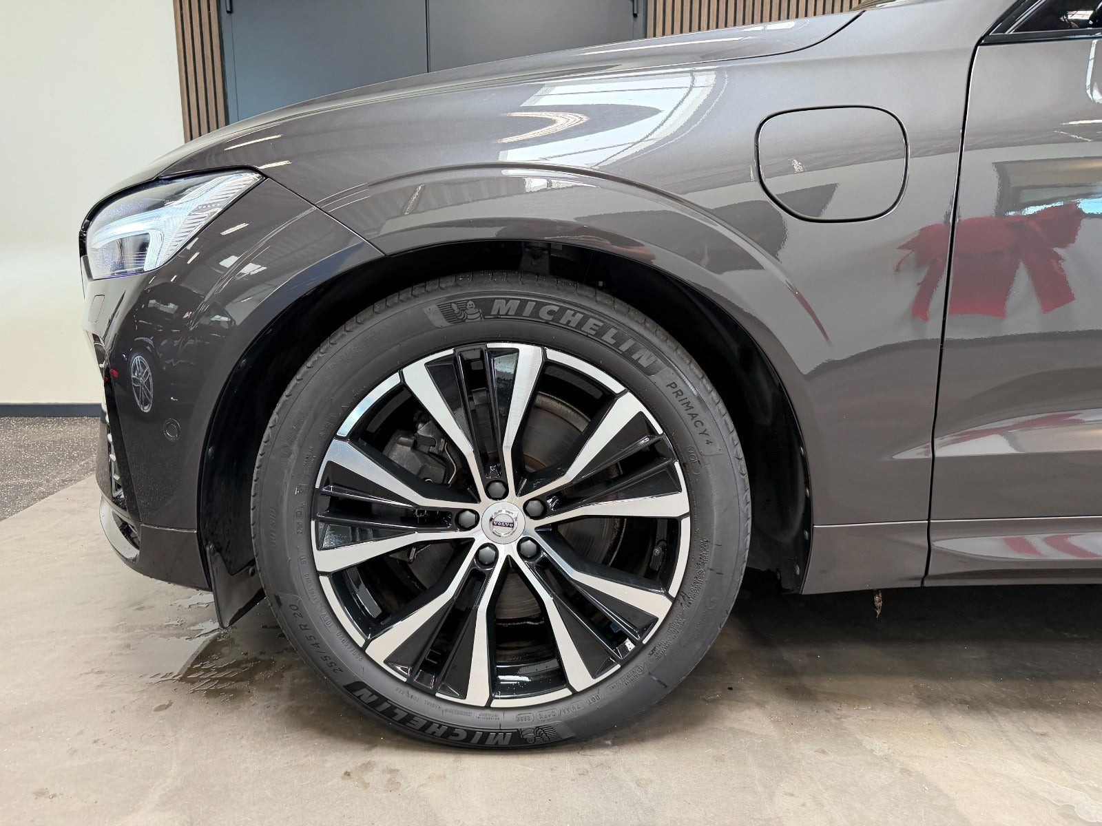 Grå Volvo XC60 fra 2023