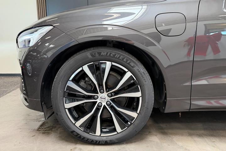 Grå Volvo XC60 fra 2023