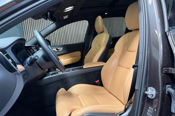 Grå Volvo XC60 fra 2023