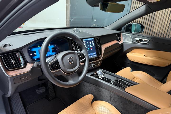 Grå Volvo XC60 fra 2023