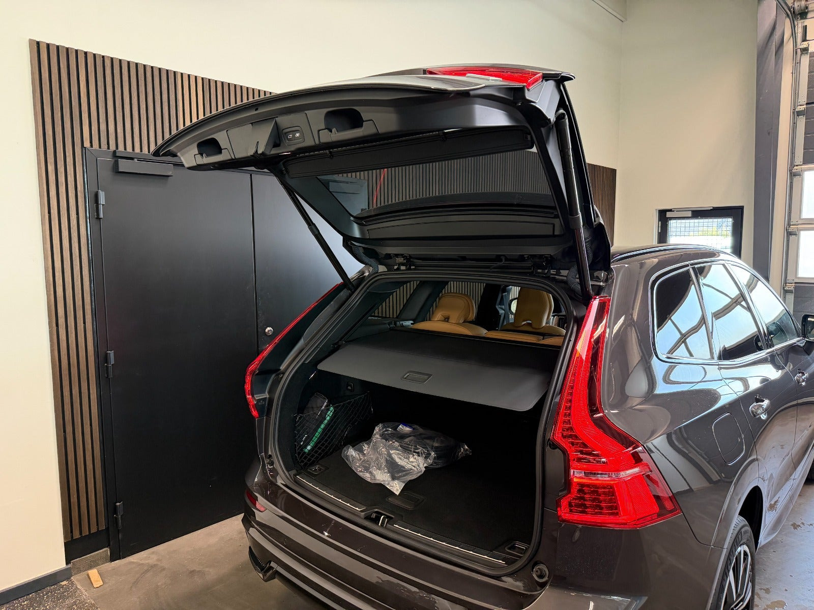 Grå Volvo XC60 fra 2023
