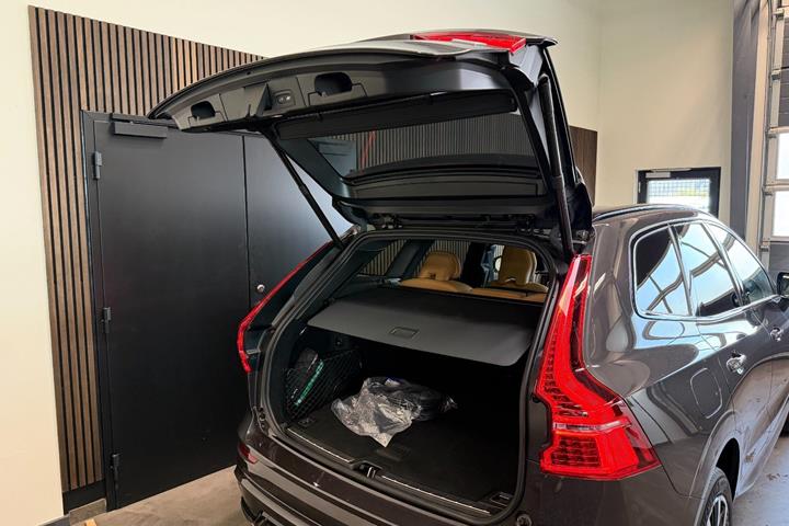 Grå Volvo XC60 fra 2023