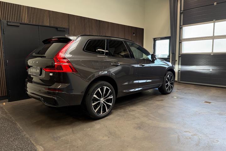 Grå Volvo XC60 fra 2023