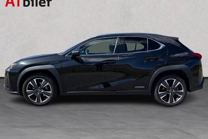 Sort Lexus UX fra 2020 set udefra