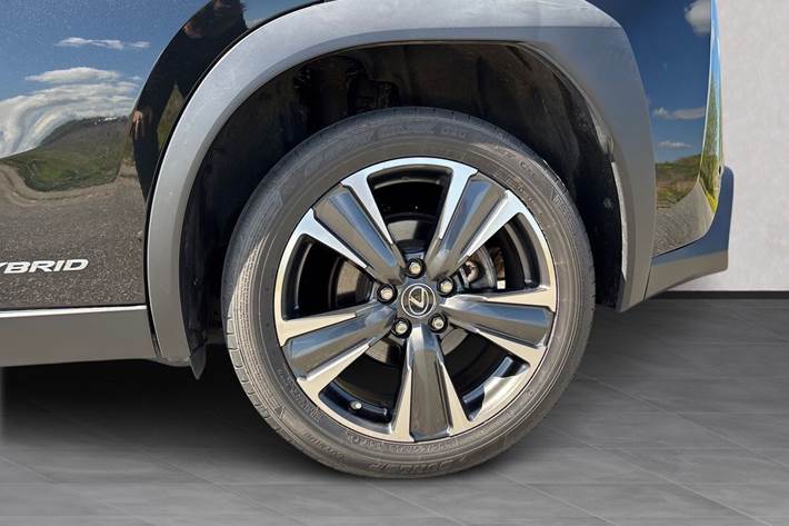 Sort Lexus UX fra 2020