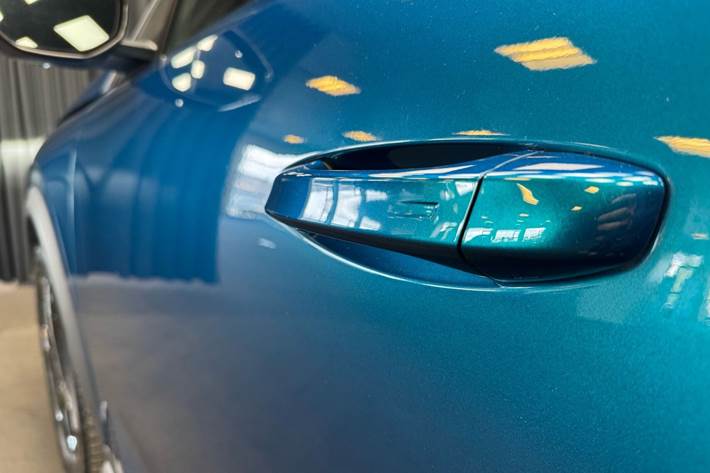 Blå Peugeot e-3008 fra 2024