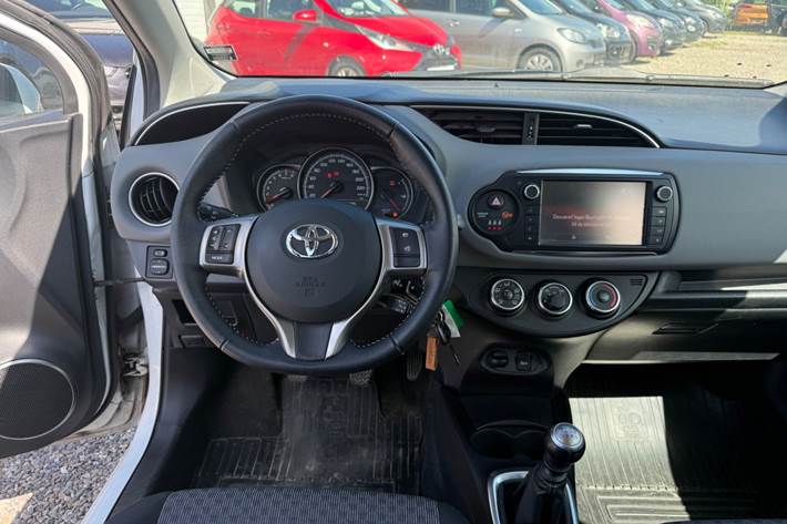 Hvid Toyota Yaris fra 2015
