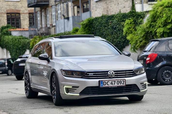 Sølv VW Passat fra 2015