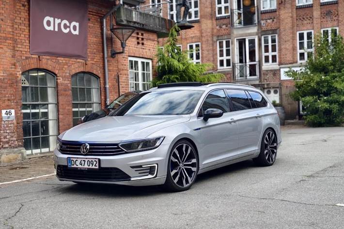 Sølv VW Passat fra 2015