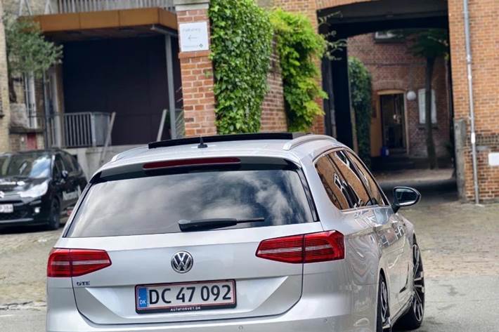 Sølv VW Passat fra 2015