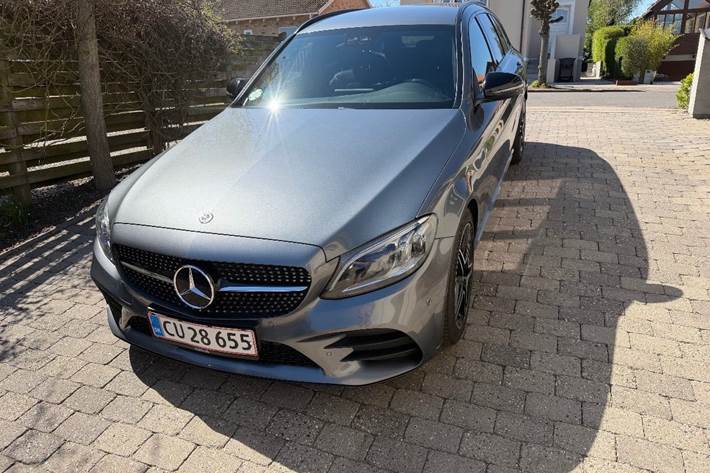 Sølv Mercedes C300 fra 2019