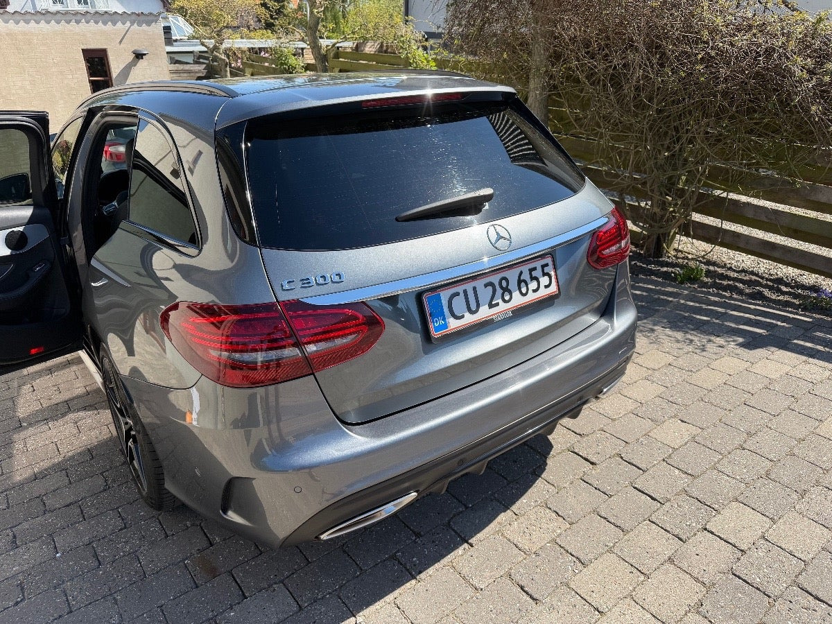 Sølv Mercedes C300 fra 2019